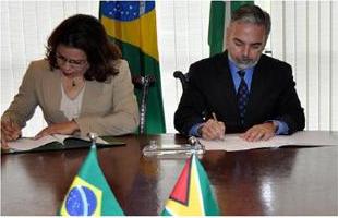 Carolyn Rodrigues-Birkett, Minister of Foreign Affairs (left) and Ambassador Antonio Patriota, Minister of External Relations of Brazil signing the Memorandum of Understanding creating the Working Group on Infrastructure 