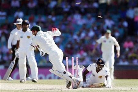Australia’s Matthew Wade (centre L) runs out Sri Lanka’s Angelo Mathews (R) during the third day’s play of the third cricket test match at the Sydney Cricket Ground yesterday. (Reuters photo)