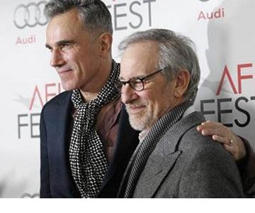 Director of the movie Steven Spielberg (R) and cast member Daniel Day-Lewis pose at the premiere of ‘’Lincoln’‘ during the AFI Fest 2012 at the Grauman’s Chinese theatre in Hollywood, California November 8, 2012. (Reuters/Mario Anzuoni)