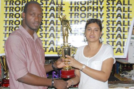 Trophy Stall’s Devi Sunich hands over the winner’s trophy for the Ravens/Jets game in the ‘Jets Basketball Exchange Classic’ today at the Mackenzie Sports Club Hardcourt.
