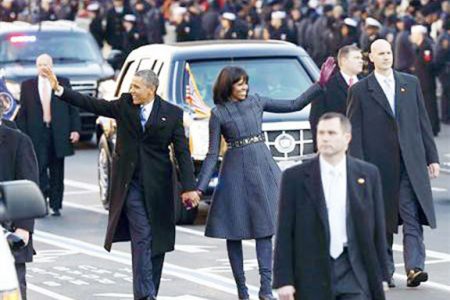 US President Barack Obama and first lady Michelle Obama walk down Constitution Avenue after emerging from the presidential limousine during the inaugural parade from the Capitol to the White House in Washington, January 21, 2013. (Reuters/Jason Reed)
