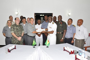 Commodore Gary Best (fourth from right) in front row exchanging the signed agreement with Vice Admiral Ademir Sobrinho (GDF photo)