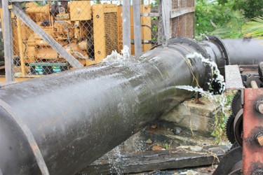 A leaking pump at the Kingston koker in action 