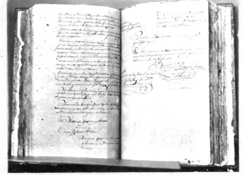 Pages from Minutes of the Berbice Court of Policy and Criminal Justice in 1763. Van Hoogenheim’s  signature with the flourishes characteristic of the period leads the signatories on the right-hand page. 