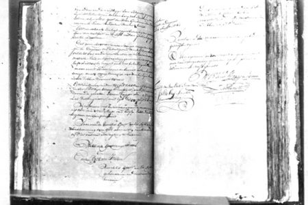 Pages from Minutes of the Berbice Court of Policy and Criminal Justice in 1763. Van Hoogenheim’s
signature with the flourishes characteristic of the period leads the signatories on the right-hand page.
