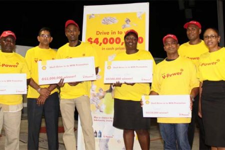 Five customers who won big in the ‘Shell Drive to Win’ promotion display their cheques as company representatives look on. Grand prize winner Travis Shepherd is pictured third from left. 