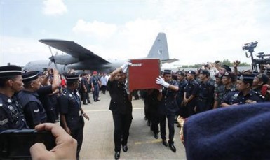 The coffin of Inspector Zulkifli Mamat of the Malaysian Police 69th Commando Battalion, who was killed on Friday in the standoff between Malaysian security forces and armed followers of the Sultanate of Sulu, is carried after its arrival at an airport in Subang, outside Kuala Lumpur March 2, 2013. A standoff between Malaysian security forces and armed Filipinos ended in violence on Friday, with at least two police officers killed amid conflicting reports of casualties as Malaysian Prime Minister Najib Razak declared his patience had run out. Malaysian state news agency Bernama said that two police commandos had been killed in a mortar attack and two wounded after security forces tried to force out the group of at least 100 Filipinos who have been holed up in eastern Sabah state for more than two weeks.
REUTERS/Bazuki Muhammad