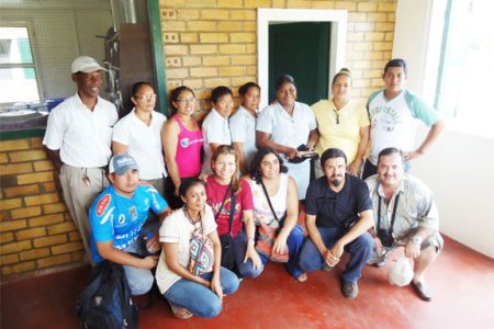 The Bolivians posing with the Aranaputa Agroprocessors Group
