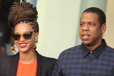 US singer Beyonce (L) and her husband rapper Jay-Z leaving their hotel in Havana April 4, 2013. (Reuters/Enrique De La Osa)