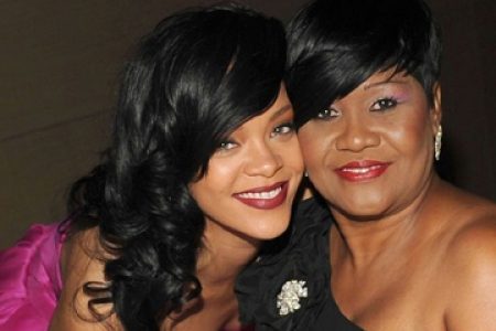Rihanna and mom (Internet photo)