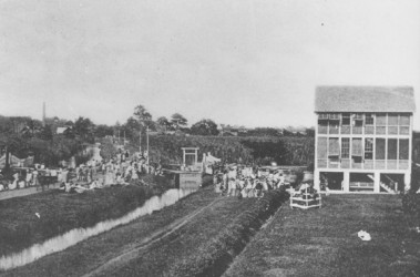 Paying of the week’s labour, 1889. Those who had been paid had to cross the bridge to the other side of the canal and wait there until everyone had received their wages.