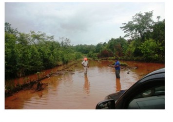 Minister of Public Works Robeson Benn and Hinterland Roads Engineer Naeem Mohamed viewing the flooded segment of the Barabina road. (GINA photo)
