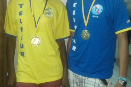 Alika Morgan and Samuel Kaitan with their gold medals from the Telesur 10k road race.
