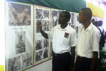 Students viewing the exhibits (Government Information Agency photo)