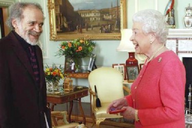 The Queen presenting the gold medal to John Agard (Internet photo)