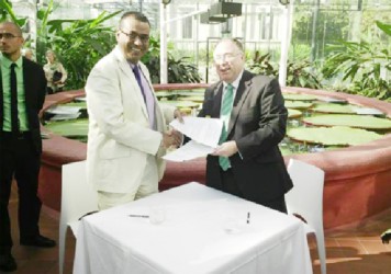 Robert Persaud, Minister of Natural Resources and the Environment with Ian Hunter, Minister for Sustainable Environment and Conservation of South Australia exchange the Three Parks Initiative MoU. (Government Information Agency photo) 