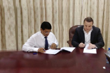 Guyana Franchise Partner Dr Ranjisingh “Bobby” Ramroop and CPL Chief Executive Officer Damien O’Donohoe signing the contract.