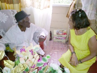 Edmund Forde chatting with First Lady Deolatchmee Ramotar (PPP photo)