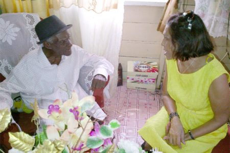 Edmund Forde chatting with First Lady Deolatchmee Ramotar (PPP photo)