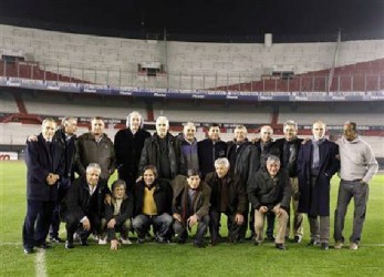 Former football players, who played in the 1978 World Cup, pose at the River Plate stadium in Buenos Aires Reuters/Enrique Marcarian 