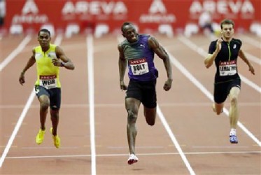 Jamaican sprinter Usain Bolt (C) crosses the finish line of the men’s 200 ahead of second placed compatriot Warren Weir (L) and third placed Christophe Lemaitre (R) of France at the IAAF Diamond League athletics event at the Stade de France in Saint-Denis, near Paris, July 6, 2013. (Reuters/Charles Platiau)