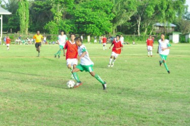 Home side North West Secondary on the attack against Wauna Secondary 