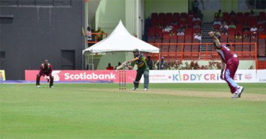 Shahid Afridi smashes Dwayne Bravo through the covers for four 