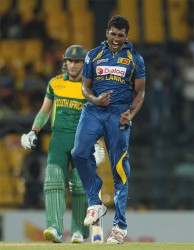  Thisara Perera celebrates after dismissing Petersen, leaving South Africa on 75 for 4  (AFP photo)