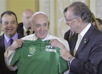Pope Francis receives a shirt with the Olympic symbol from Carlos Arthur Nuzman (R), president of Brazil’s Olympic Committee, in Guanabara Palace, July 25, 2013. REUTERS/Luca Zennaro/Pool 