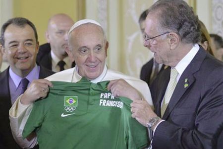 Pope Francis receives a shirt with the Olympic symbol from Carlos Arthur Nuzman (R), president of Brazil’s Olympic Committee, in Guanabara Palace, July 25, 2013. REUTERS/Luca Zennaro/Pool
