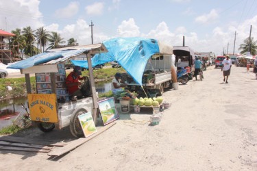 Vendors continue to take up space alongside the market access road despite the condemnation of this practice by the Town Council 