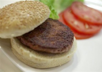 Post resisted requests from journalists from all over the world eager to try a morsel of the world’s first cultured beef burger, saying there was not enough to go around. The world’s first lab-grown beef burger is seen after it was cooked at a launch event in west London August 5, 2013. REUTERS/David Parry/pool 