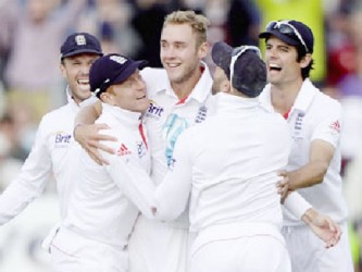 Chris Broad and his England teammates celebrate their astonishing win. 