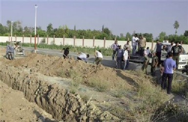 People dig graves for the victims of what activist claimed was a gas attack in Hamoria area, in the eastern suburbs of Damascus August 21, 2013. REUTERS/Bassam Khabieh 