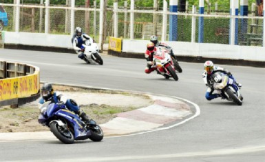 Yesterday’s Super Bike champion, Joel Neblett leading the field in one of his two wins. (Orlando Charles photo) 