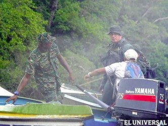 A Guyanese officer received the boat with Venezuelans on board (El Universal/Handout photo) 