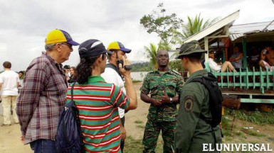 A Guyanese officer and a Venezuelan officer talking in Eteringbang (El Universal/Handout photo)