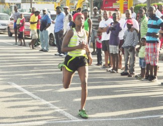 Euleen Josiah-Tanner sprints to the finish line to dethrone the defending champion Alika Morgan. (Orlando Charles photo)