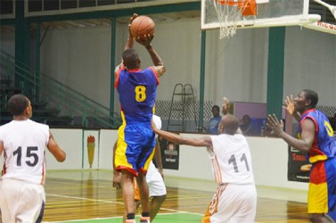 Wortmanville/Werk-en-Rust’s Michael Turner (number 8) in the act of scoring two of his eventual 28 points against Plaisance/Vryheid’s Lust.