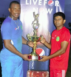 Sewnarine Chattergoon and Christopher Barnwell sharing the trophy. (Orlando Charles photo)