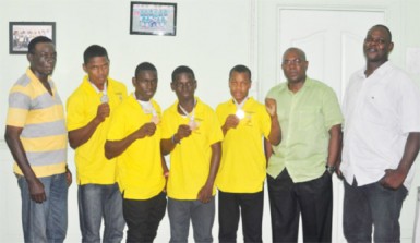 The medalists at the inaugural South American Youth Games (from left) Travis Fraser, Joel Williamson, Tefon Green and Michael April pose for a photo opportunity with Coach Wincel Thomas (left) as well as GBA’s president, Steve Ninvalle and Technical Director, Terrence Poole (right). (Orlando Charles photo) 