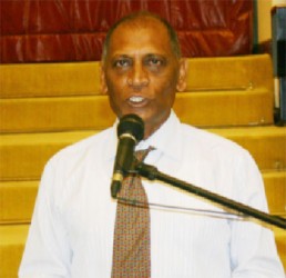 Agriculture Minister Dr Leslie Ramsammy addressing the meeting