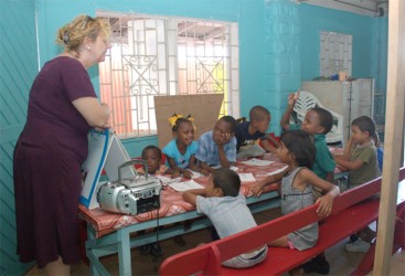 A volunteer with children at the centre (Photo by Roshinee Latchana) 