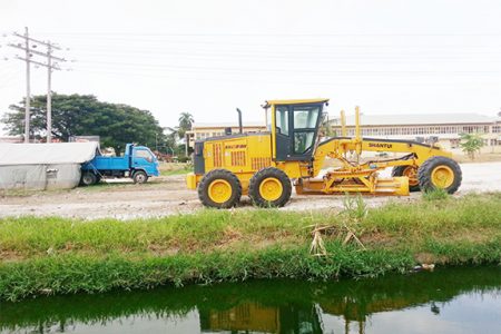Bai Shan Lin equipment on the Lamaha embankment site of the parking lot on Saturday