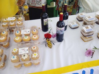 Cakes, Jamoon wine sweetened with honey and honeycombs