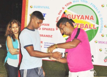 Player of the Series Fazal Rafiek receives his gold bracelet. (Orlando Charles photo)