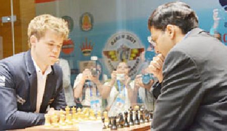 Magnus Carlsen, left and Viswanathan Ananad. (photo courtesy of FIDE website)