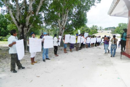 Isseneru villagers protesting the visit by a team from the National Toshao’s Council which they said failed to meet with them on their concerns despite being invited to a meeting. Villagers said that they question the sincerity of the NTC in representing them after a team showed up on a “fact-finding mission” to see if what the petition said was true.  