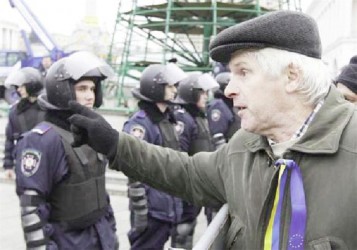  A man supporting EU integration addresses the police in Kiev yesterday. (Reuters/Vasily Fedosenko)