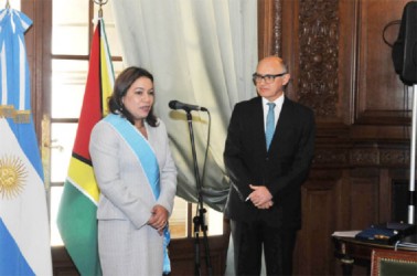 Carolyn Rodrigues-Birkett speaking after the presentation of the award in the presence of Argentinian Foreign Affairs Minister Hector Timmerman. 